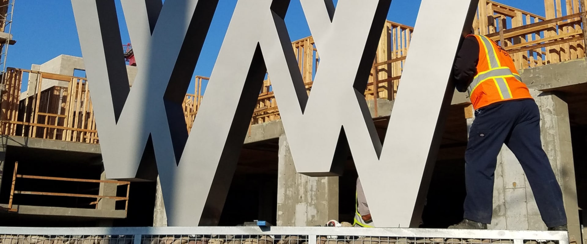 Building Trust and Credibility through Positive Experiences: A Guide to Outdoor Sign Makers in Orange County